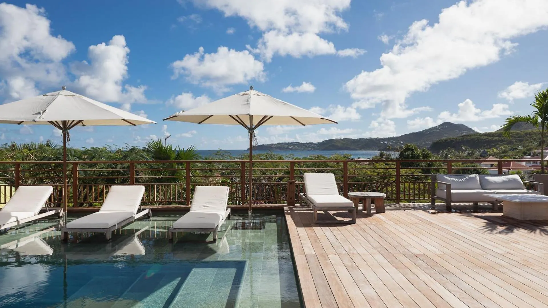 Hillside Villa With Lovely Decor location